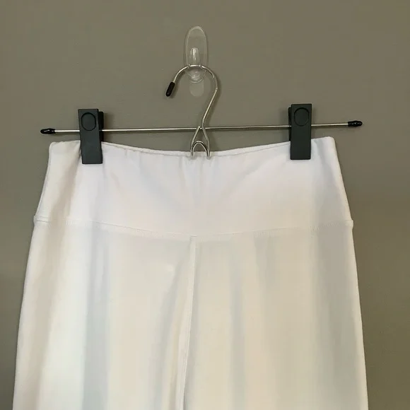 Super soft White Capri Leggings - Picture 6 of 7